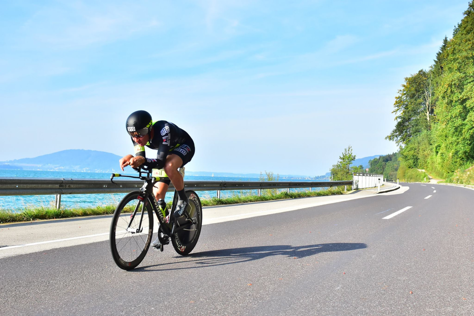 Atleta BrenTeam impegnato in una prova a cronometro lungo il lago