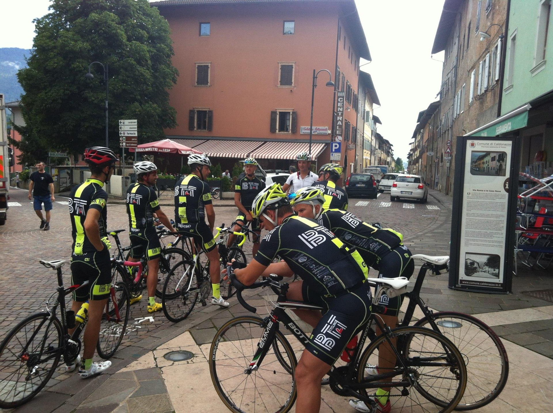 Gruppo di ciclisti BrenTeam con le biciclette alla partenza